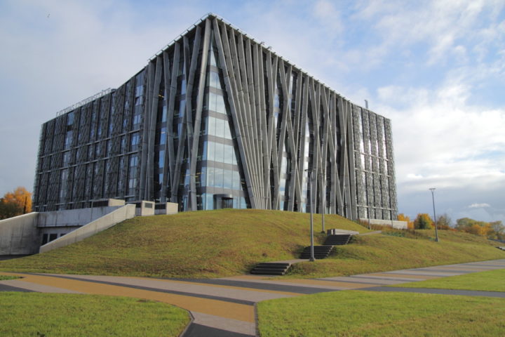 Latvijas Universitâtes Dabaszinâtòu akadçmiskais centrs Toròakalnâ.